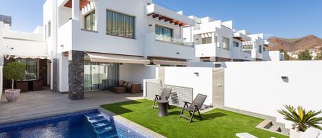 حمّام سباحة خارجي