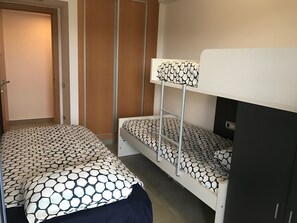 3 chambres, fer et planche à repasser, Wi-Fi, draps fournis