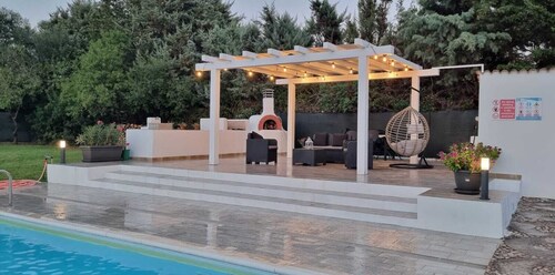 Enchanting Private Villa with Expansive Garden, Private Pool, and FREE WiFi