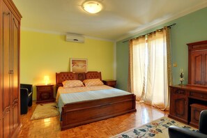 4 bedrooms, iron/ironing board, internet, wheelchair access