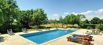 Villa med stor hage og stort basseng i nærheten av Pula JULI / AUGUST 20% RABATT