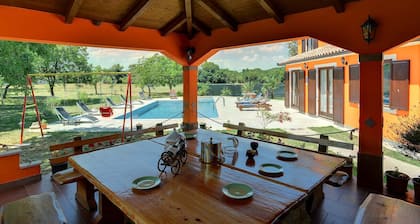 5-Sterne-Luxusvilla, naturumgeben, mit gr. Pool, ruhig, abseits gelegen