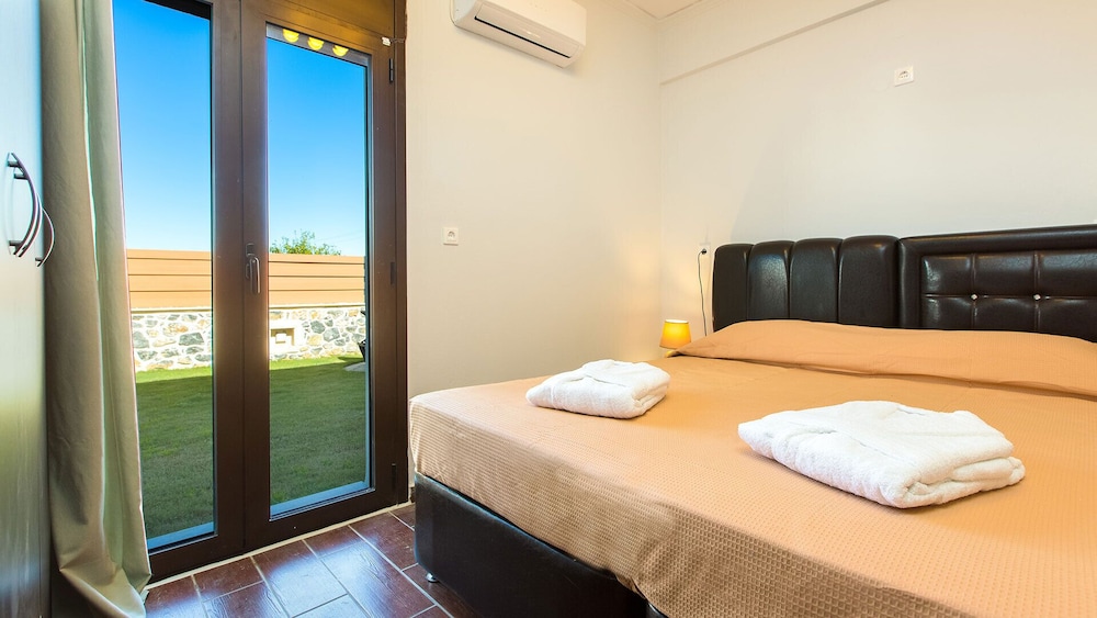 Close To Sandy Beach & Walking Distance To Amenities - Creta