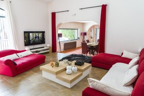 TV, fireplace, stereo