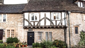 A stone building with a black door, windows, and a sign that reads "Old Co House." - Cotswolds home in Castle Combe (optional Hot Tub) (Castle Combe)