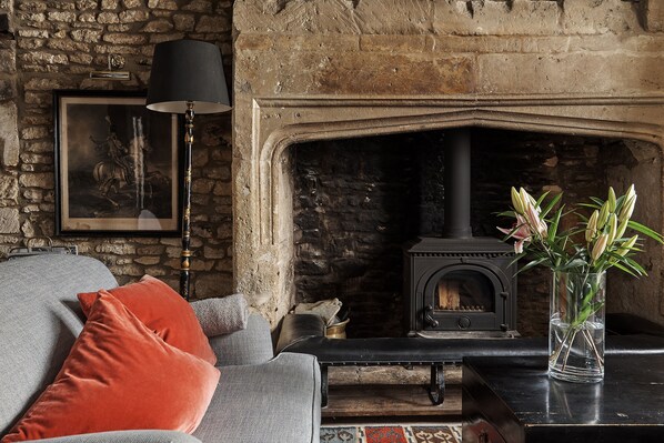 Smart TV, fireplace, books, computer monitors - Luxury Cotswolds home, Castle Combe (optional Hot Tub) (Castle Combe)