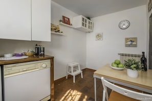 Romantic Apartment, 1 Bedroom | Private kitchen