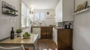 Departamento romántico, 1 habitación | Cocina privada | Refrigerador, microondas, horno y parrilla de estufa