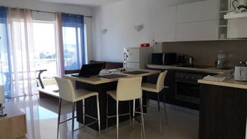 Coffee/tea maker, fridge, microwave, oven