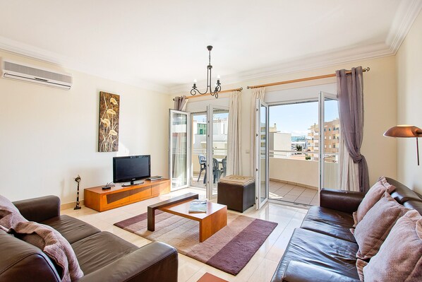 Smart TV, books, stereo