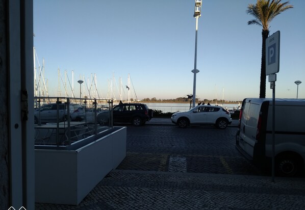 المنطقة المحيطة بالمنشأة