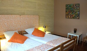 5 bedrooms, soundproofing, iron/ironing board, travel cot - Villa La Charmeuse Fleurie: ideal for get-togethers with family and friends! (Collias)