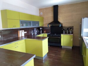 Fridge, oven, stovetop, dishwasher - Villa La Charmeuse Fleurie: ideal for get-togethers with family and friends! (Collias)