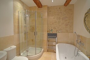 Bathtub, hair dryer, bidet, towels - Beautiful village house with heated pool, air con, near Pezenas, Languedoc (Aumes)