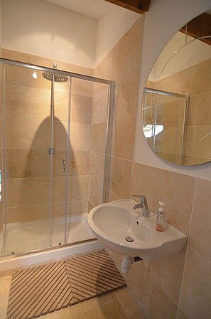 Bathtub, hair dryer, bidet, towels - Beautiful village house with heated pool, air con, near Pezenas, Languedoc (Aumes)