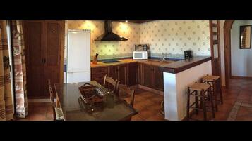 Micro-ondes, lave-vaisselle, cafetière/bouilloire