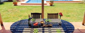 A table set outdoors with a pool in the background. - Cottage in Conil de la Frontera (Conil de la Frontera)