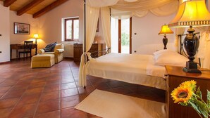 A bedroom with a four-poster bed, a desk with a chair, a radiator, and a window. - Wonderful private villa for 8 people with pool, A/C, WIFI, TV and terrace (Valhova)