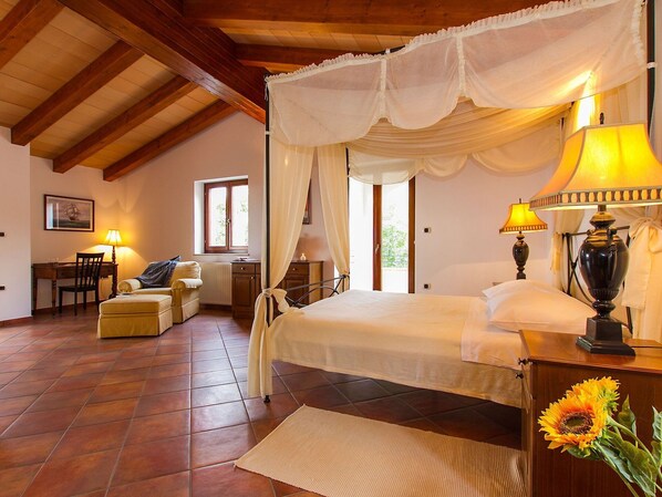 4 makuuhuonetta, vauvan matkasänky, ilmainen Wi-Fi