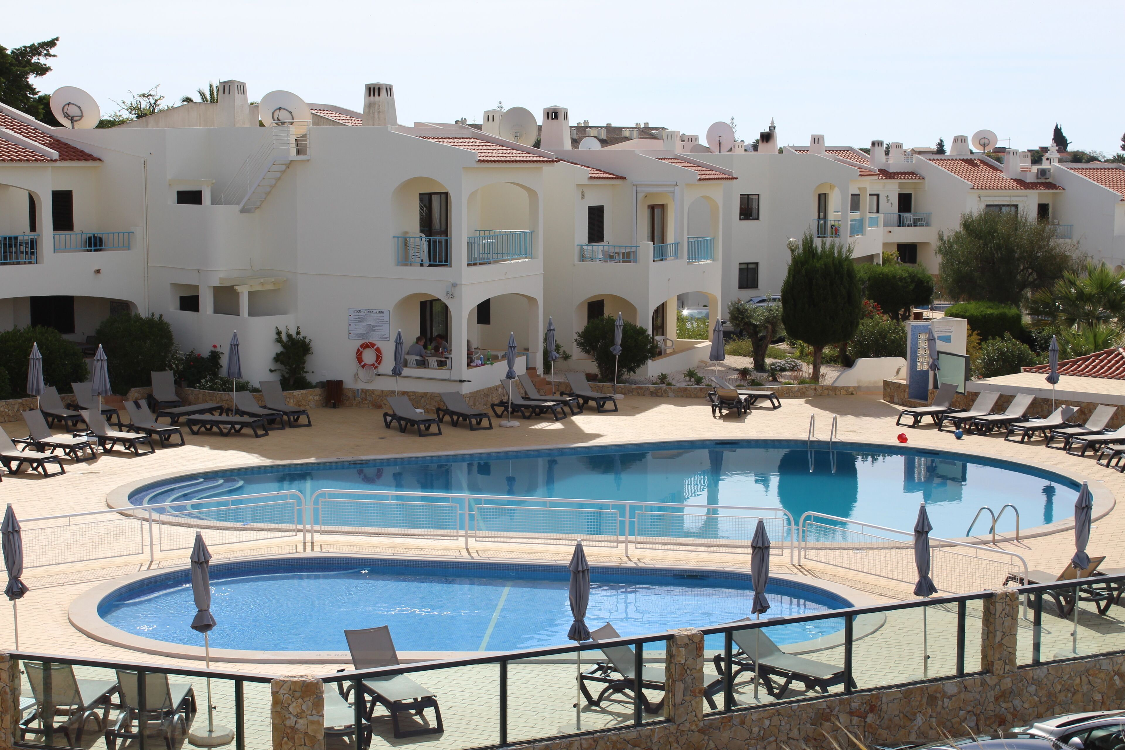 Piscine extérieure, piscine chauffée, chaises longues