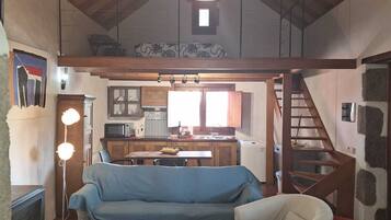 Een smart-tv, een open haard en een dvd-speler