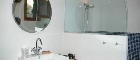 Suihku, hiustenkuivaaja, pyyhkeet, saippua