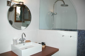 Shower, hair dryer, towels, soap - El Roble rural holiday home (Fontanales (Moya))