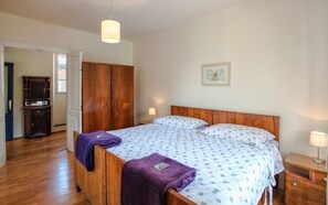 1 bedroom, travel cot, free WiFi, bed sheets