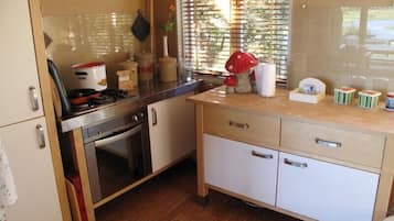 Frigorífico, horno, placa de cocina y cafetera o tetera