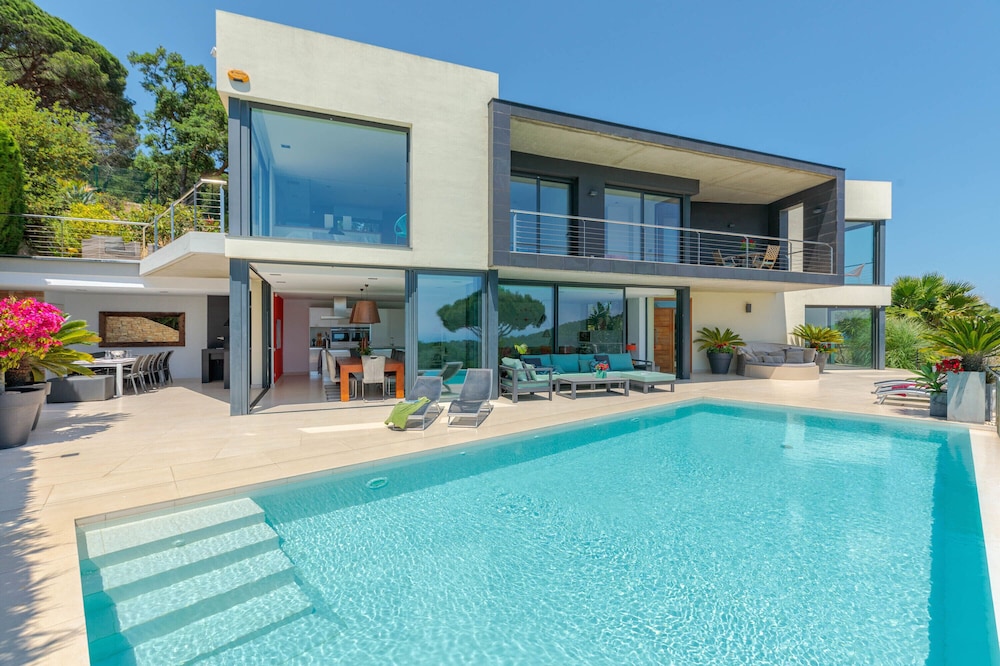 Luxury villa with amazing sea view and infinity swimming pool