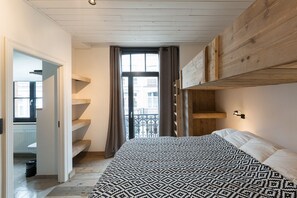 6 Schlafzimmer, Schreibtisch, Bügeleisen/Bügelbrett, Reisekinderbett