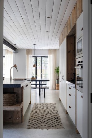 Wasserkocher mit Kaffee-/Teezubehör, Kühlschrank, Mikrowelle, Ofen