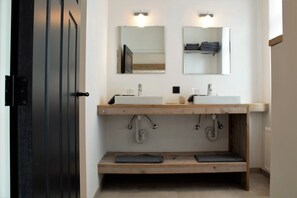 Douche, sèche-cheveux, serviettes fournies, savon