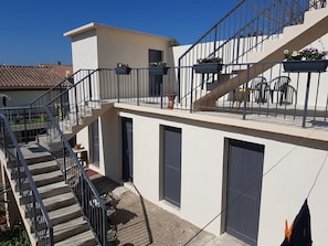 المنطقة المحيطة بالمنشأة