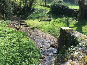 المنطقة المحيطة بالمنشأة