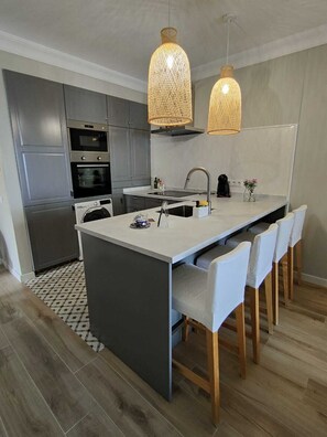 Réfrigérateur, micro-ondes, four, plaque de cuisson