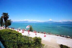 Plage, chaises longues