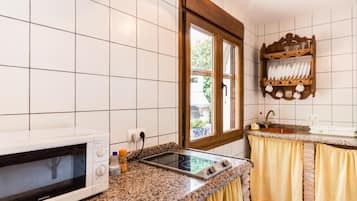 Réfrigérateur, micro-ondes, cafetiÚre/bouilloire, grille-pain