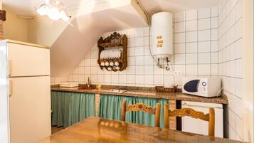 Frigorífico, microondas, cafetera o tetera y tostadora