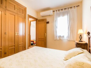 5 bedrooms, iron/ironing board, Internet, bed sheets