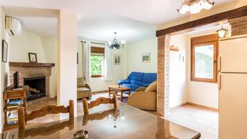 Una televisión, una chimenea