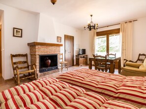 5 bedrooms, iron/ironing board, Internet, bed sheets