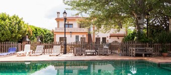 Accommodation with pool and paddle tennis court