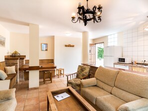 TV, fireplace - Accommodation with pool and paddle tennis court (Padul)