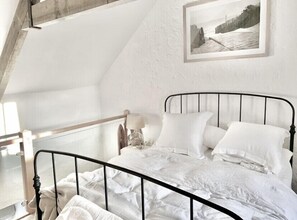 2 bedrooms, travel crib, free WiFi, bed sheets