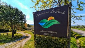 A sign for 'Agriturismo La Fonte' with contact information. - Villa with pool in Tuscany, close to San Gimignano and Volterra  (Villamagna frazione di Volterra)