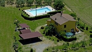 A large house with a swimming pool, a covered patio, and a small garden. - Villa with pool in Tuscany, close to San Gimignano and Volterra  (Villamagna frazione di Volterra)