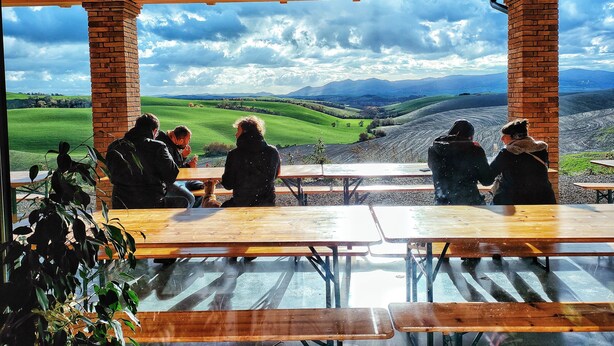 A covered outdoor seating area with brick pillars and wooden beams, overlooking a scenic valley. - Villa with pool in Tuscany, close to San Gimignano and Volterra  (Villamagna frazione di Volterra)