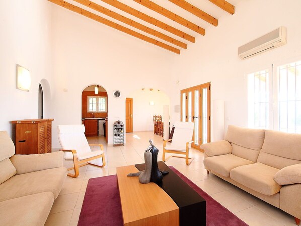 TV, fireplace, DVD player