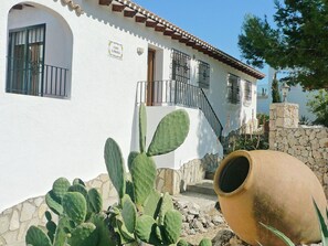 Exterior detail - Beautiful private villa for 8 people with WIFI, private pool, A/C, TV, terrace and panoramic view (Pego)